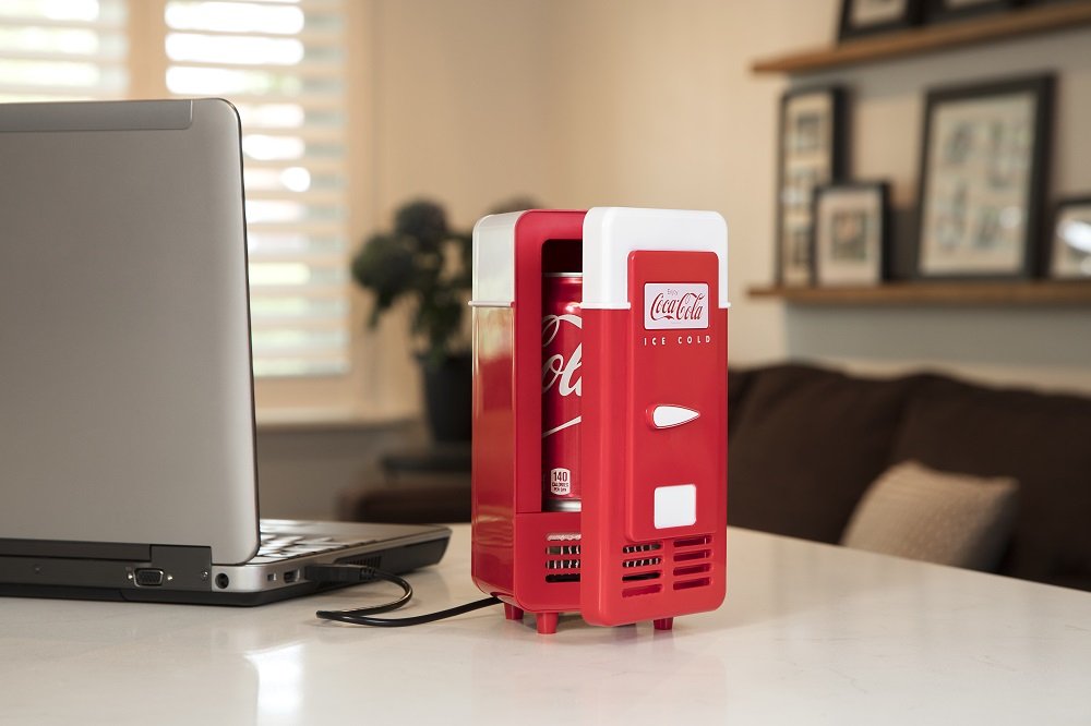 Coca-Cola Single Can Cooler, Red, USB Powered Retro One Can Mini Fridge, Thermoelectric Cooler for Desk, Home, Office, Dorm, Unique Gift for Students or Office Workers