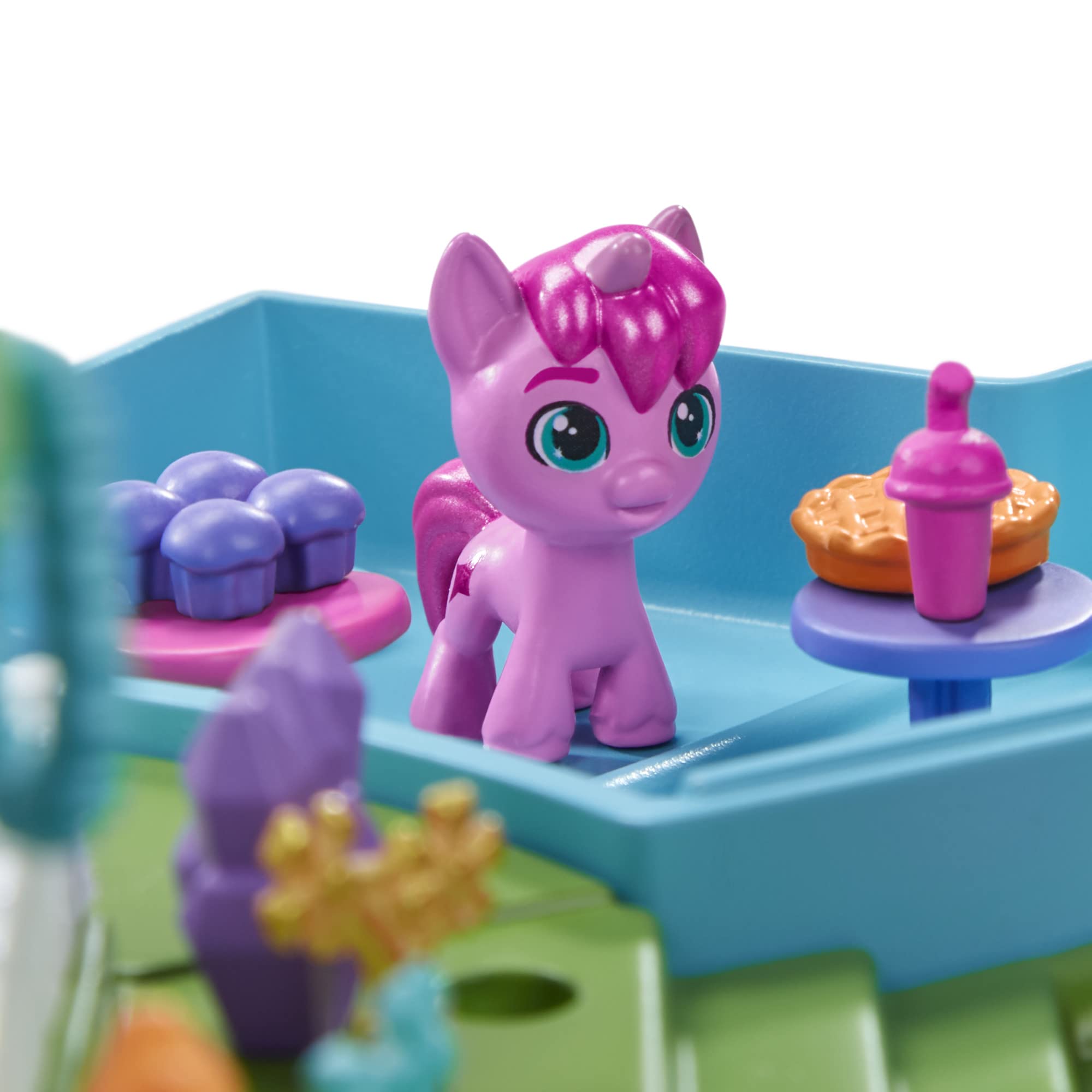 My Little Pony Hasbro Mini World Magic Epic Crystal Brighthouse Toy, Buildable Playset with 5 Collectible Figures, for Kids Ages 5 and Up