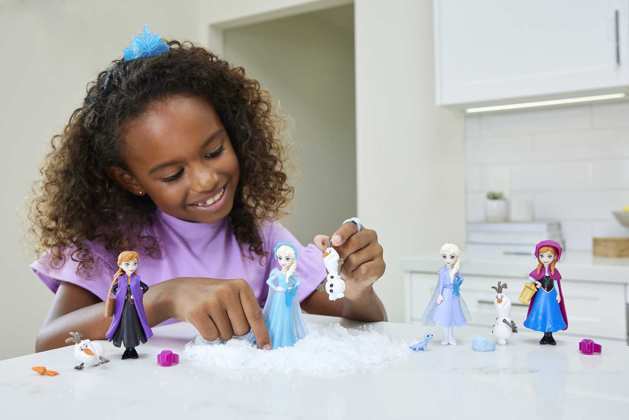 Disney Frozen Snow Color Reveal Small Doll & Accessories, 6 Surprises Include Character Figure Inspired by Disney Movies