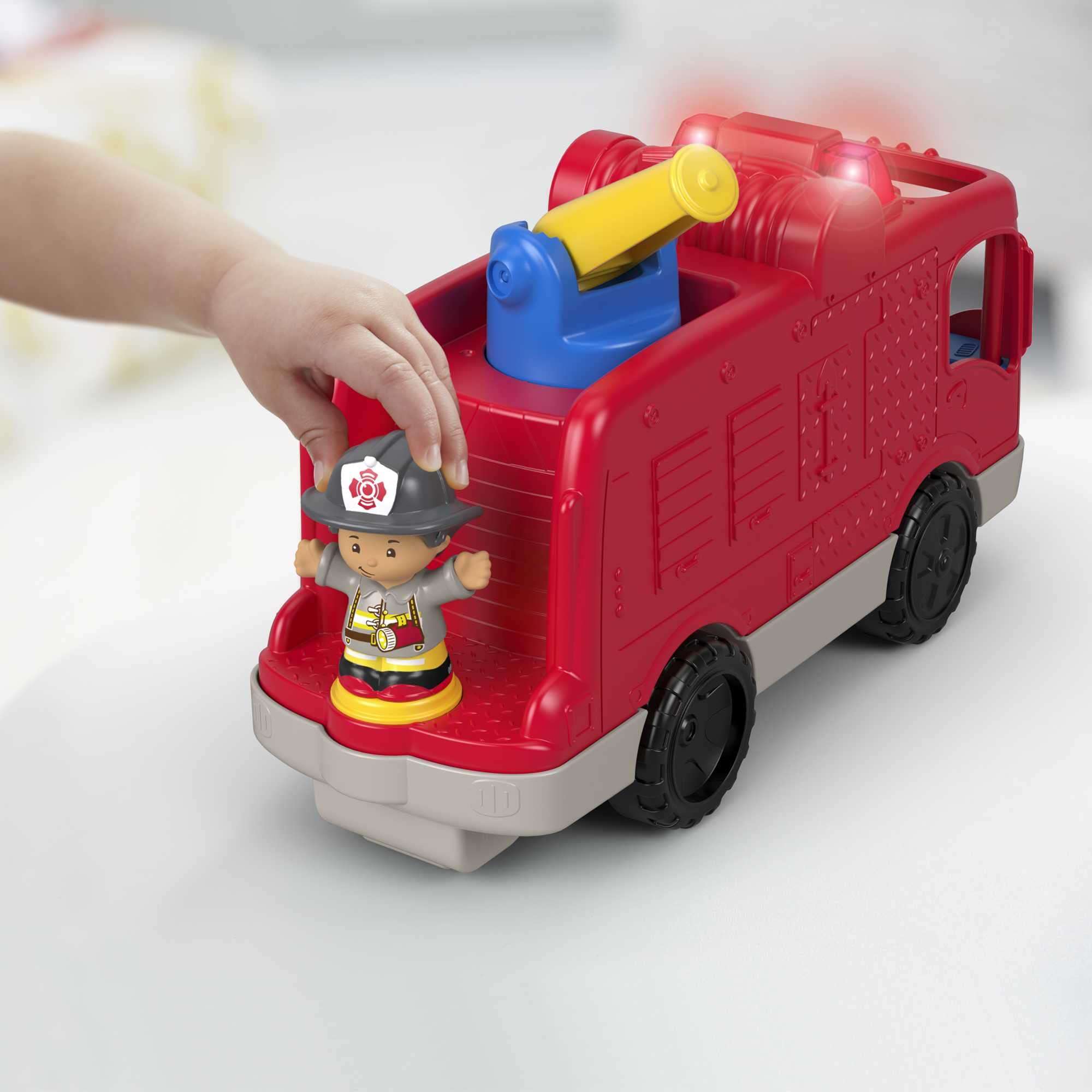 Fisher-Price Little People HCJ35 Fire Engine - Music Toy with Realistic Sounds and Songs, Includes 2 Firefighters and Multilingual Version for Toddlers from 1 Year