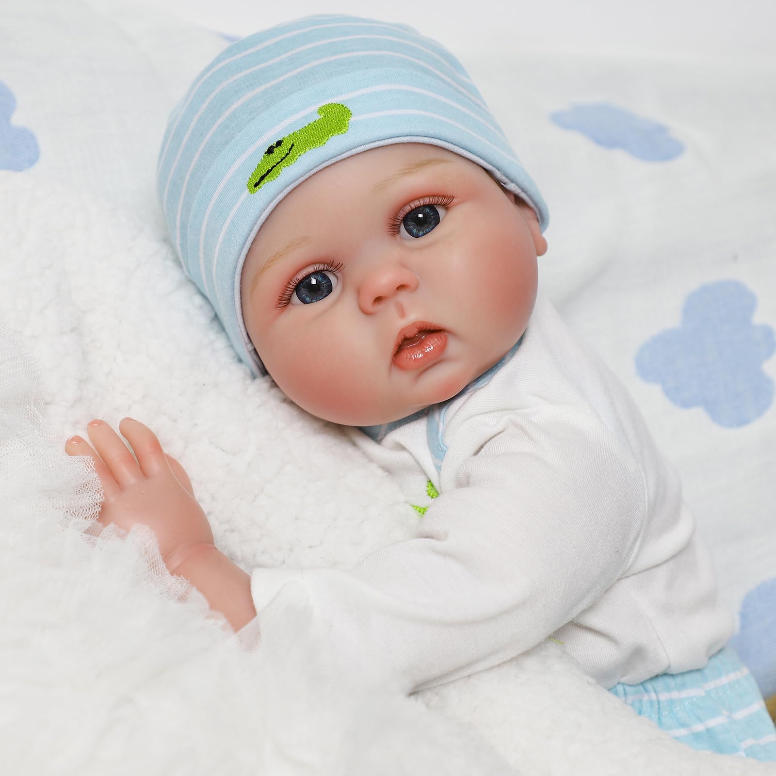 SCOM Lifelike Reborn Baby Dolls - 22 inch Realistic Baby Toddler Dolls Soft Cloth Body Vinyl Limbs, with Clothes and Doll Accessories Gifts for Kids Age 3+ (Blue&Blanket)