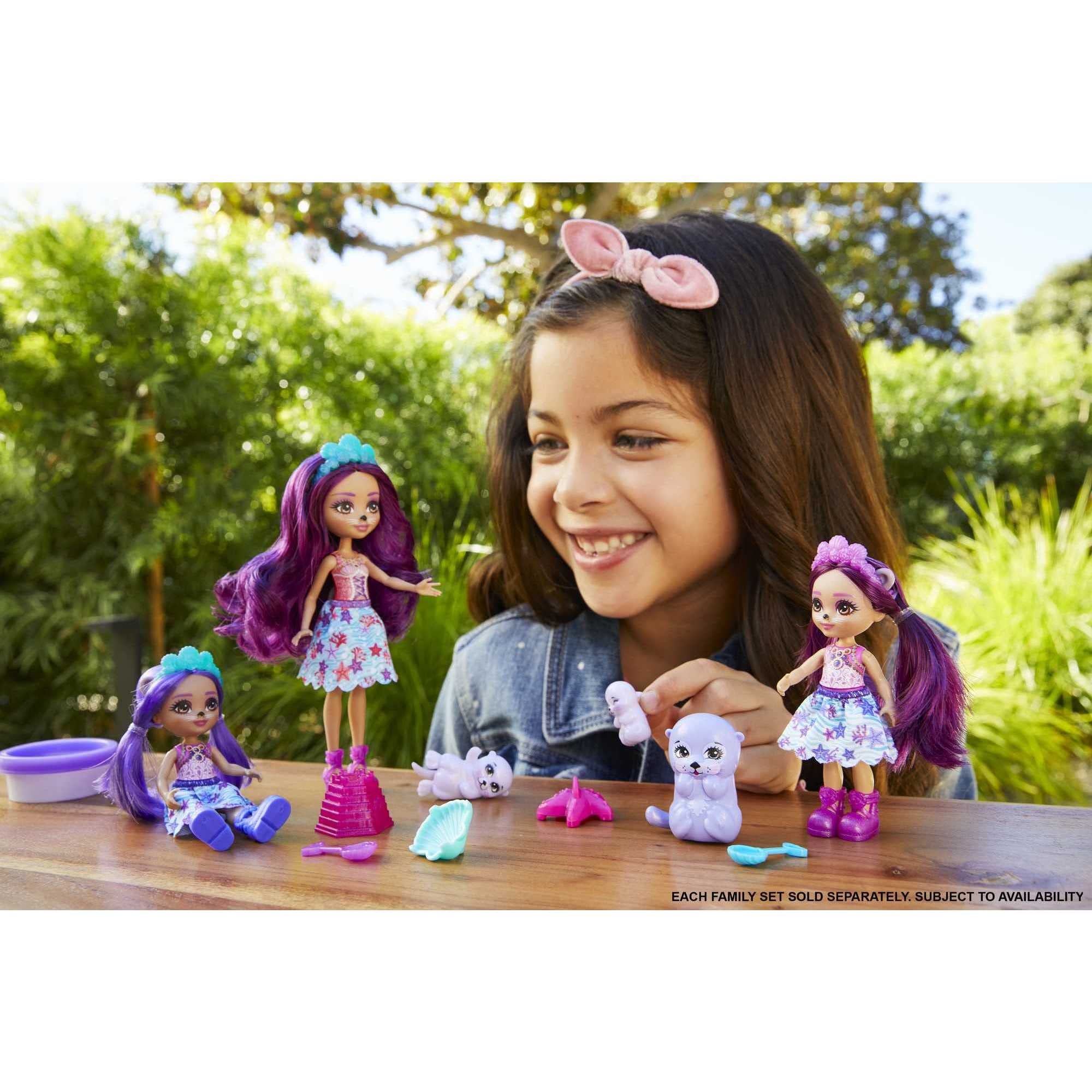 Enchantimals Family Toy Set, Ottavia Otter Doll (6-in) with Little Sibling Dolls (4-in) and 3 Otter Animal Figures, Great Gift for Kids Ages 3 and Up