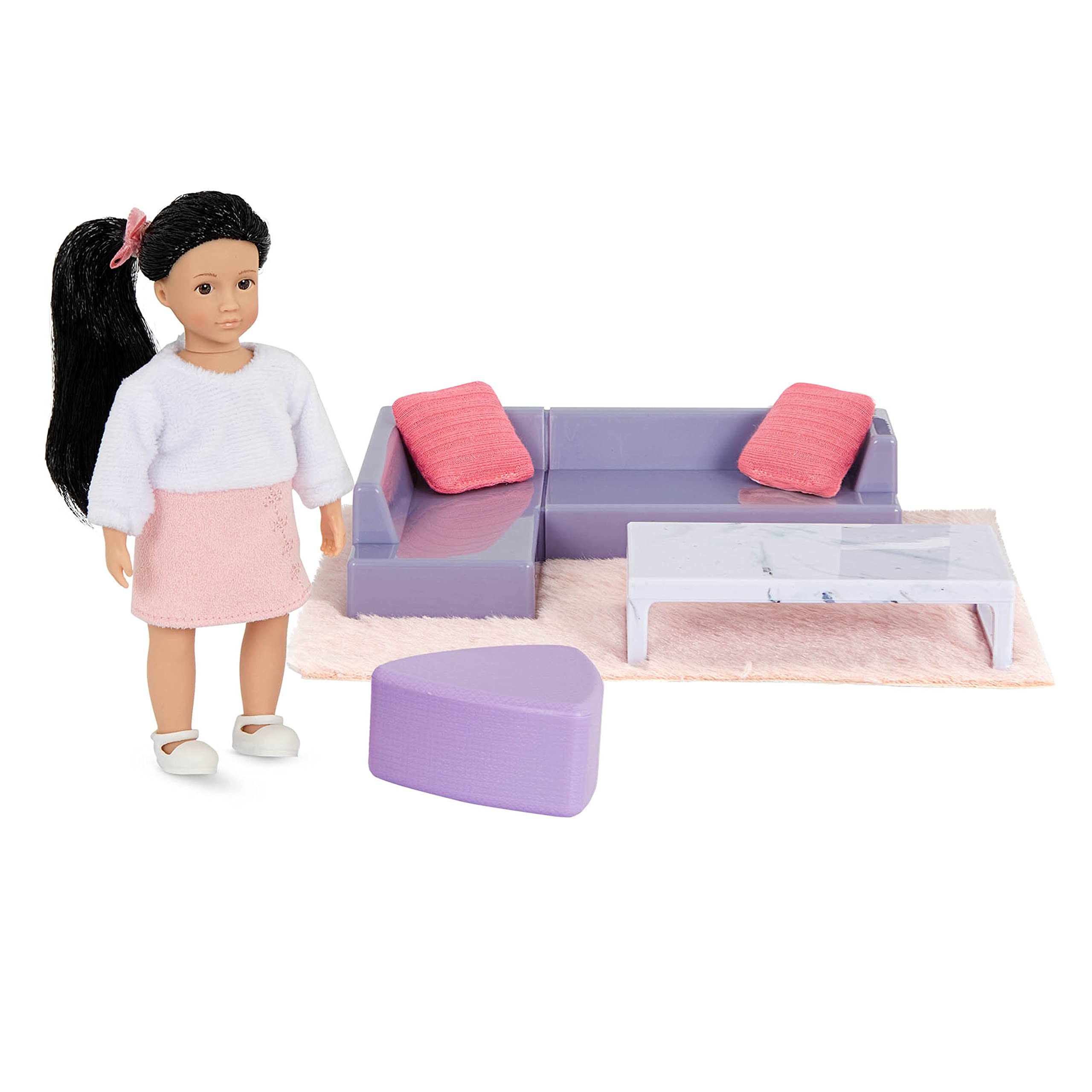 Lori Dolls – Yuni’s Cozy Sofa Set – Mini Doll & Toy Living Room Furniture – 6-inch Doll & Dollhouse Accessories – Sofa, Pouffe, Table, Rug, Pillows – Play Set for Kids – 3 Years +