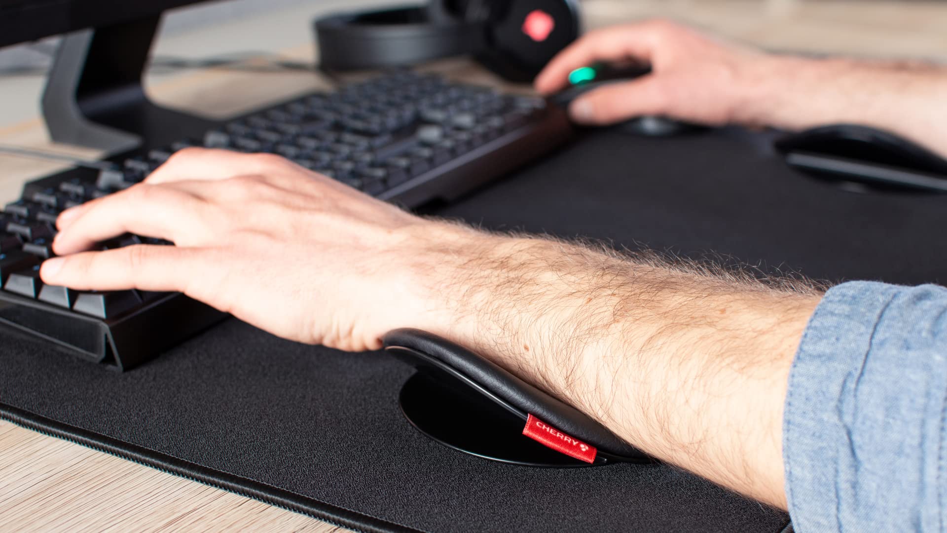 CHERRY SLIDEPAD Ergo Sliding armrest to Improve ergonomics at The Workplace. Full Freedom of Movement with a Comfortable Posture at The Same time