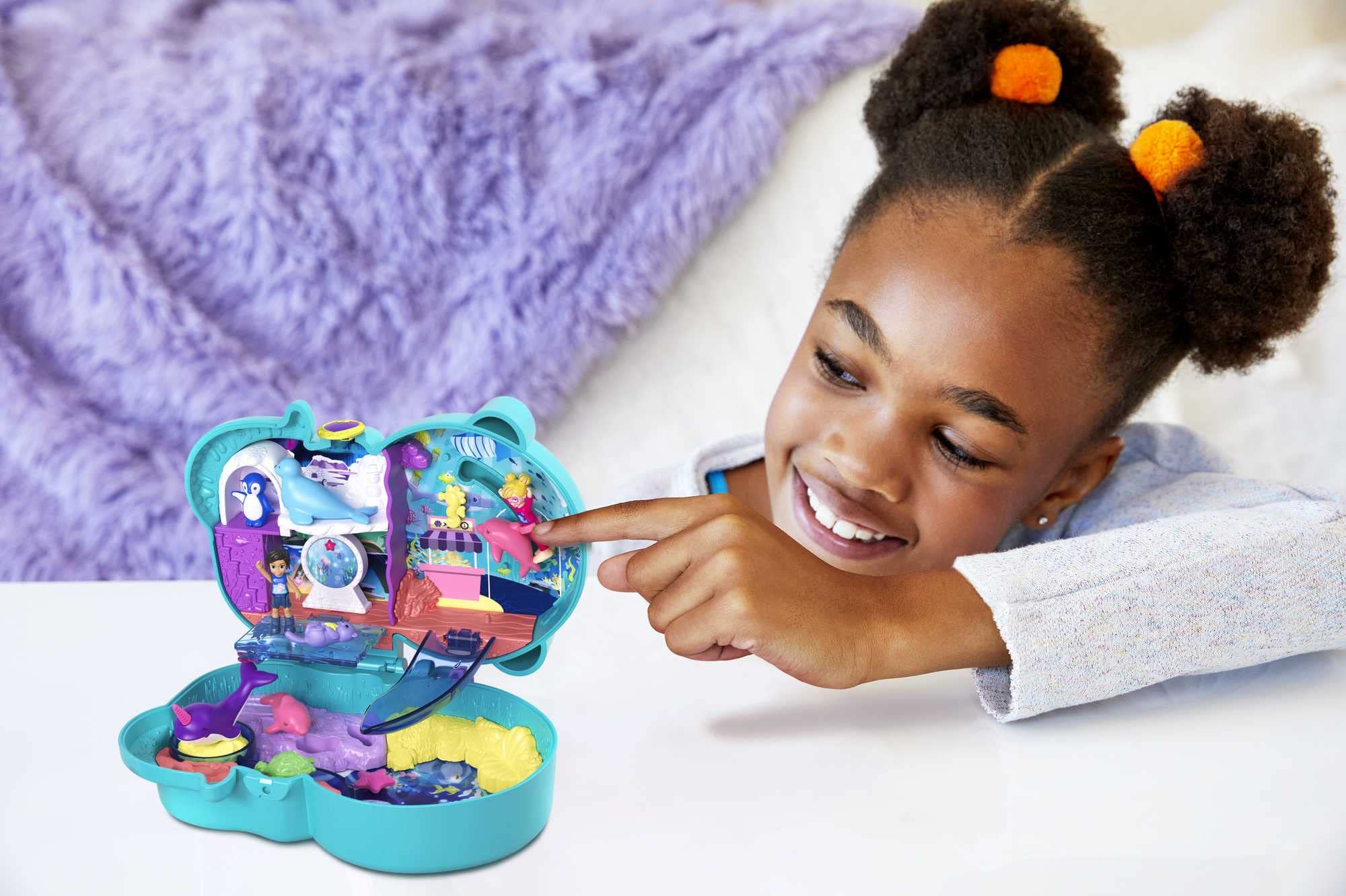 Polly Pocket Compact Playset, Otter Aquarium with 2 Micro Dolls & Accessories, Travel Toys with Surprise Reveals