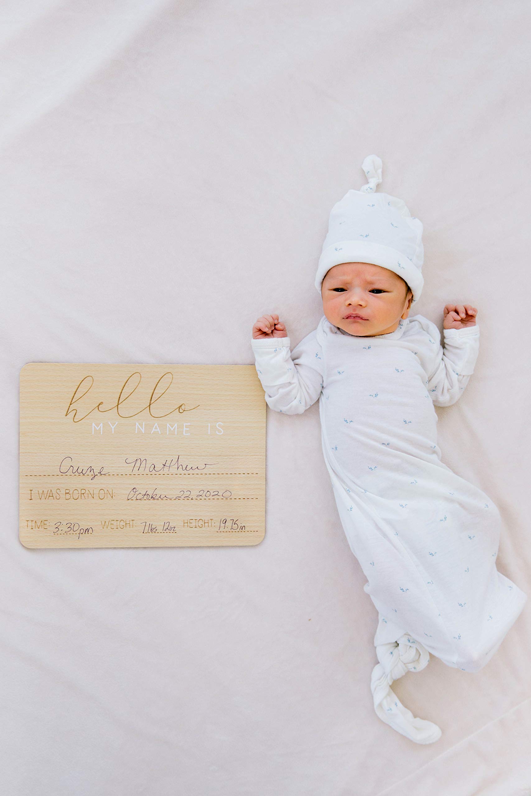 Pearhead Baby Welcome Sign, Gender-Neutral Hello Baby Arrival Photo Prop, Hospital Birth Announcement, Newborn Birth Stats Board Photo Prop, 8.25