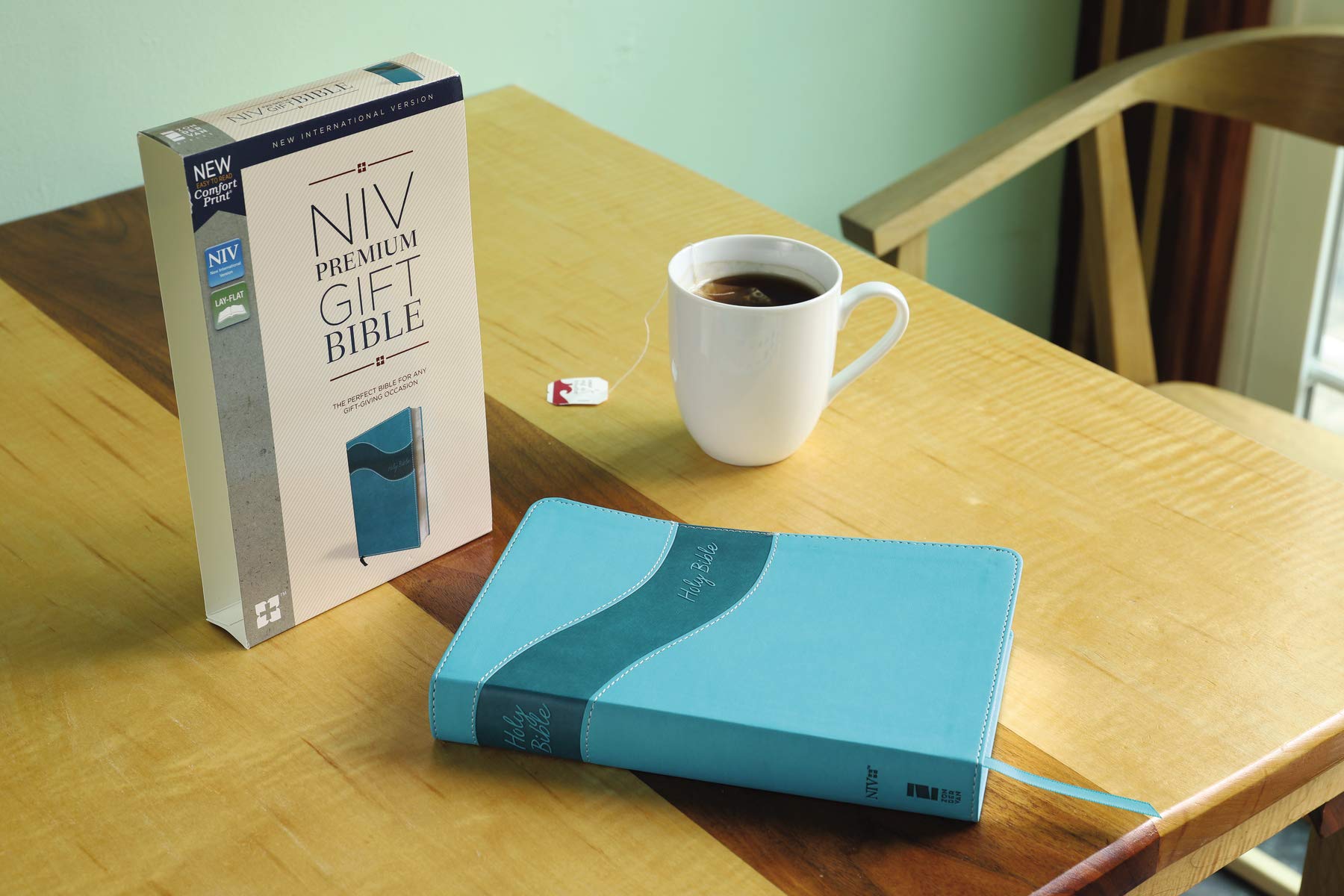 NIV, Premium Gift Bible, Leathersoft, Teal, Red Letter, Comfort Print: The Perfect Bible for Any Gift-Giving Occasion