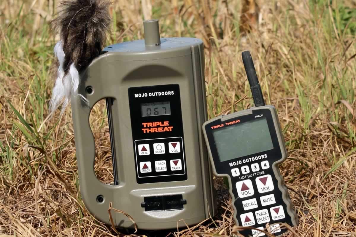 MOJO Outdoors Triple Threat E-Caller Predator Call Decoy, 3-Part Complete Calling System for Successful Predator Hunting, Includes Remote, Critter Decoy and Comes Loaded with 80 Proven Sounds