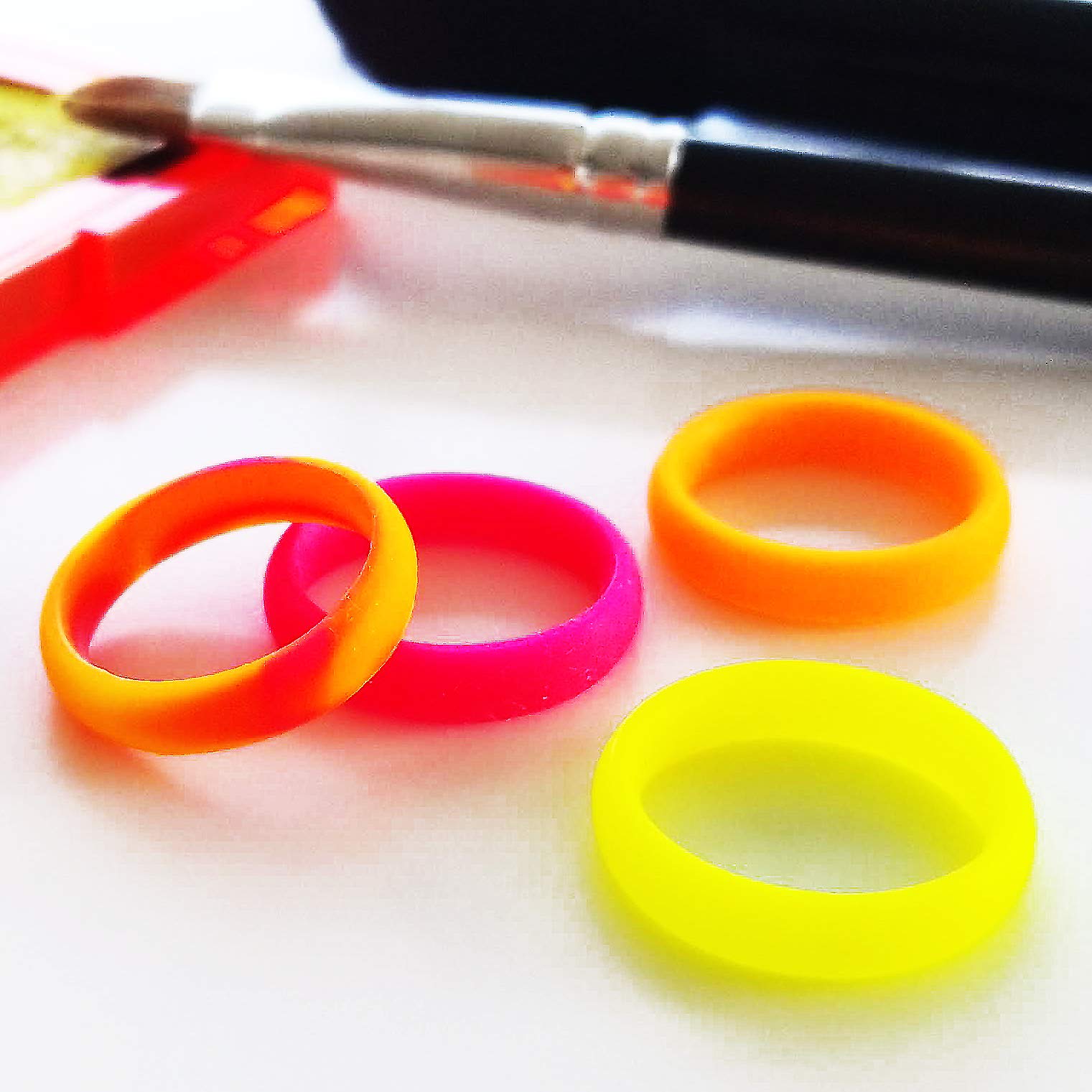 Knot Theory Silicone Rings for Women Rainbow Neon Pink Yellow Orange – Bright Camo Rubber Wedding Band – Gym Workout Yoga Pilates Ring for Her