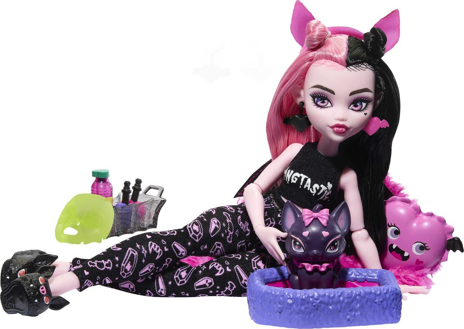 Monster High Doll, Draculaura Creepover Party Set with Pet Bat Count Fabulous, Sleepover Clothes and Accessories, Colors and decorations may vary.