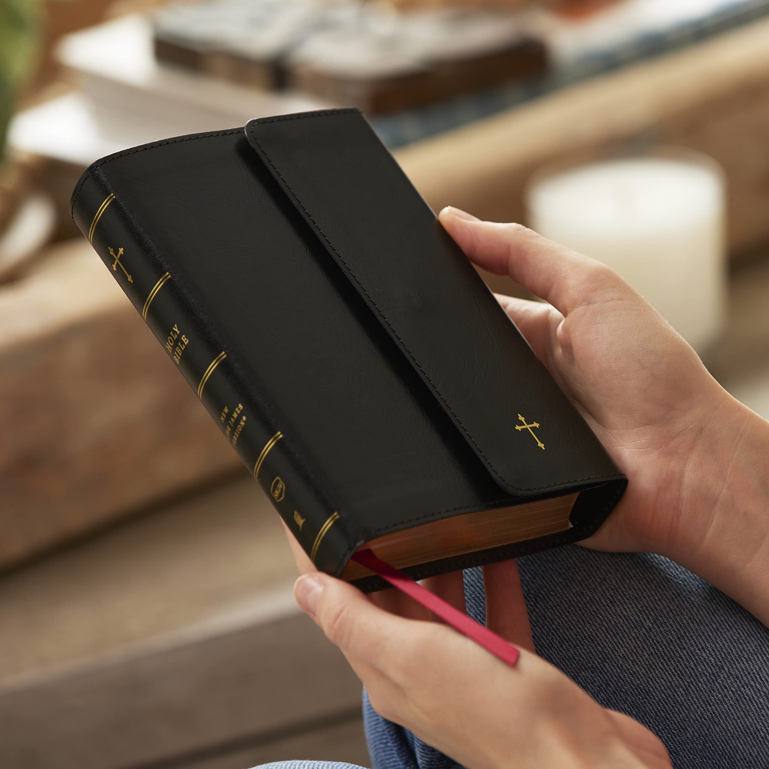 NKJV Compact Paragraph-Style Bible w/ 43,000 Cross References, Black Leatherflex w/ Magnetic Flap, Red Letter, Comfort Print: Holy Bible, New King James Version: Holy Bible, New King James Version