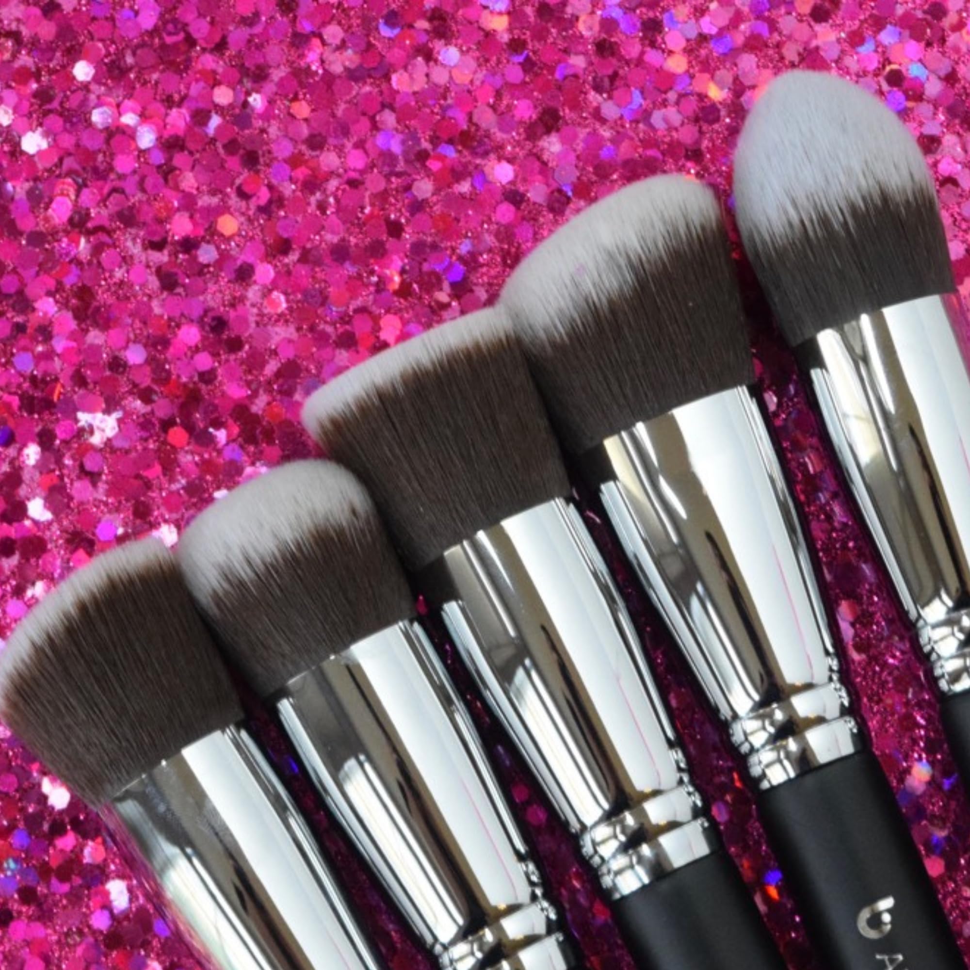 Mineral Powder Foundation Brush for Face – Round Kabuki Brush for Blending, Buffing, Blurring, Setting, Finishing with Loose, Pressed Powders, Liquid, Cream, Bronzer, Blush Makeup, Full Coverage
