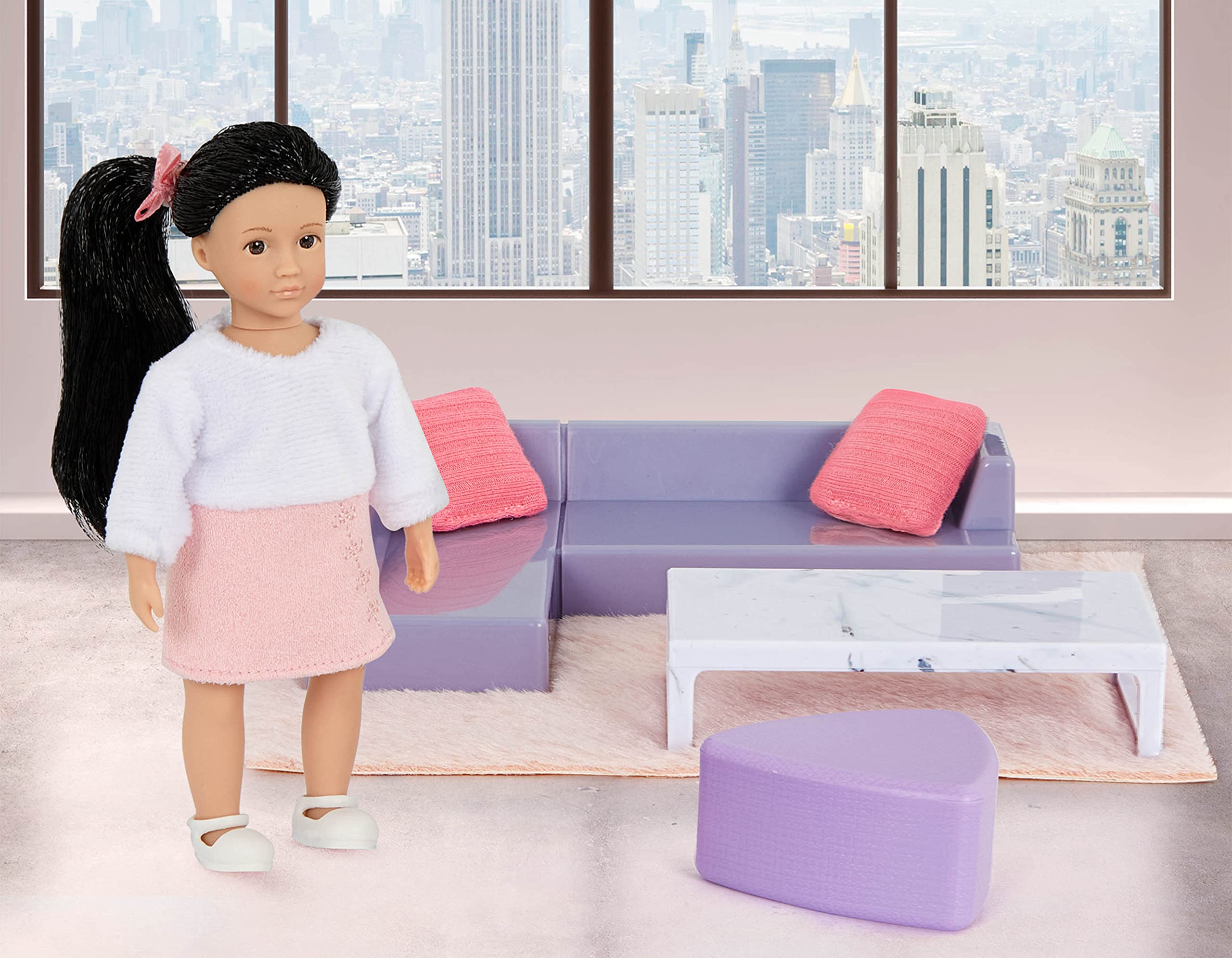 Lori Dolls – Yuni’s Cozy Sofa Set – Mini Doll & Toy Living Room Furniture – 6-inch Doll & Dollhouse Accessories – Sofa, Pouffe, Table, Rug, Pillows – Play Set for Kids – 3 Years +
