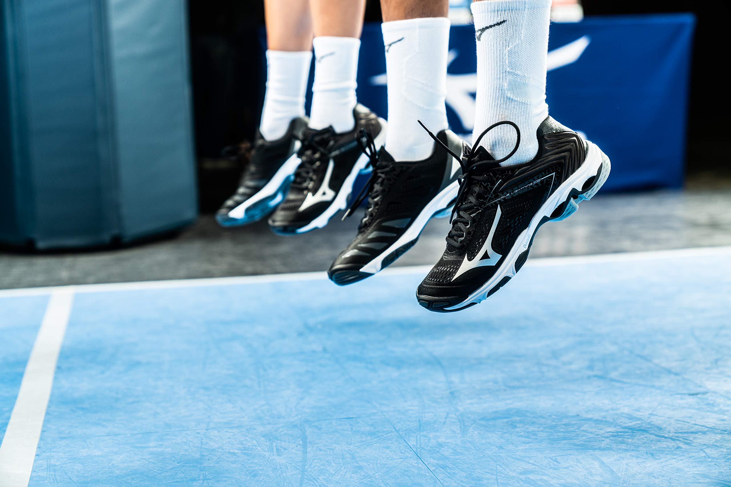 Mua Mizuno Men's Wave Lightning Z5 Mid Volleyball Shoe trên Amazon Mỹ chính  hãng 2023 | Giaonhan247