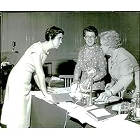 Vintage photo of Fr. v. Federal Chairman. Attorney Elin Lauritzen, 1st vice chairman. Dr. Sigrid Nygren and Federal Secretary. jur. BCs. Sonja Berg von Linde