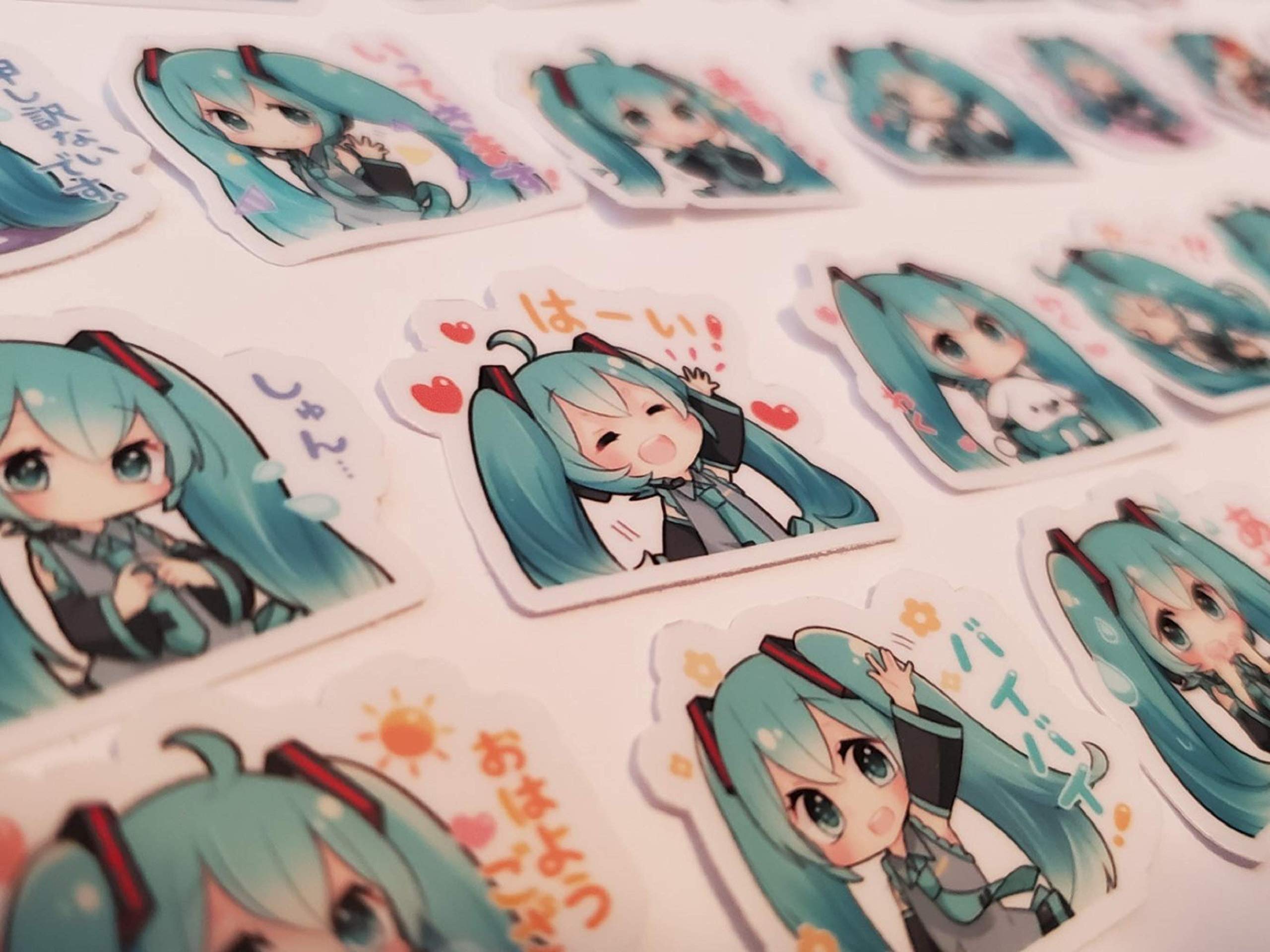 Vòng quay trong làng nhạc Vocaloid không ngừng quay về những sticker của TokiShips! Trong năm 2024, bạn có thể chứng kiến những mascot Vocaloid được in thành các sticker dễ thương và đầy màu sắc. Hãy chờ đợi và thưởng thức các sticker Vocaloid tuyệt vời này!