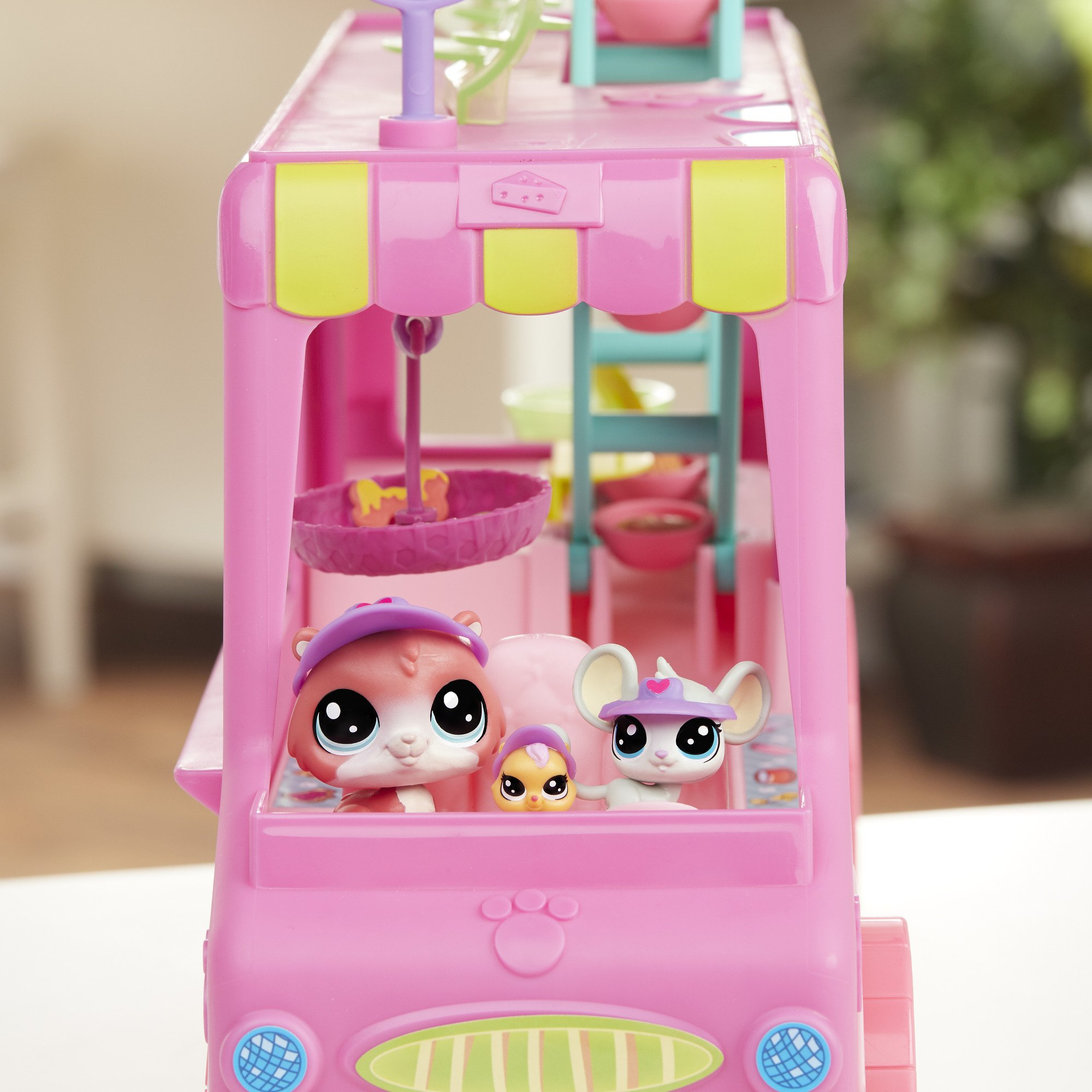 Littlest Pet Shop Tr’eats Truck Playset Toy, Rolling Wheels, Adult Assembly Required (No Tools Needed), Ages 4 and Up