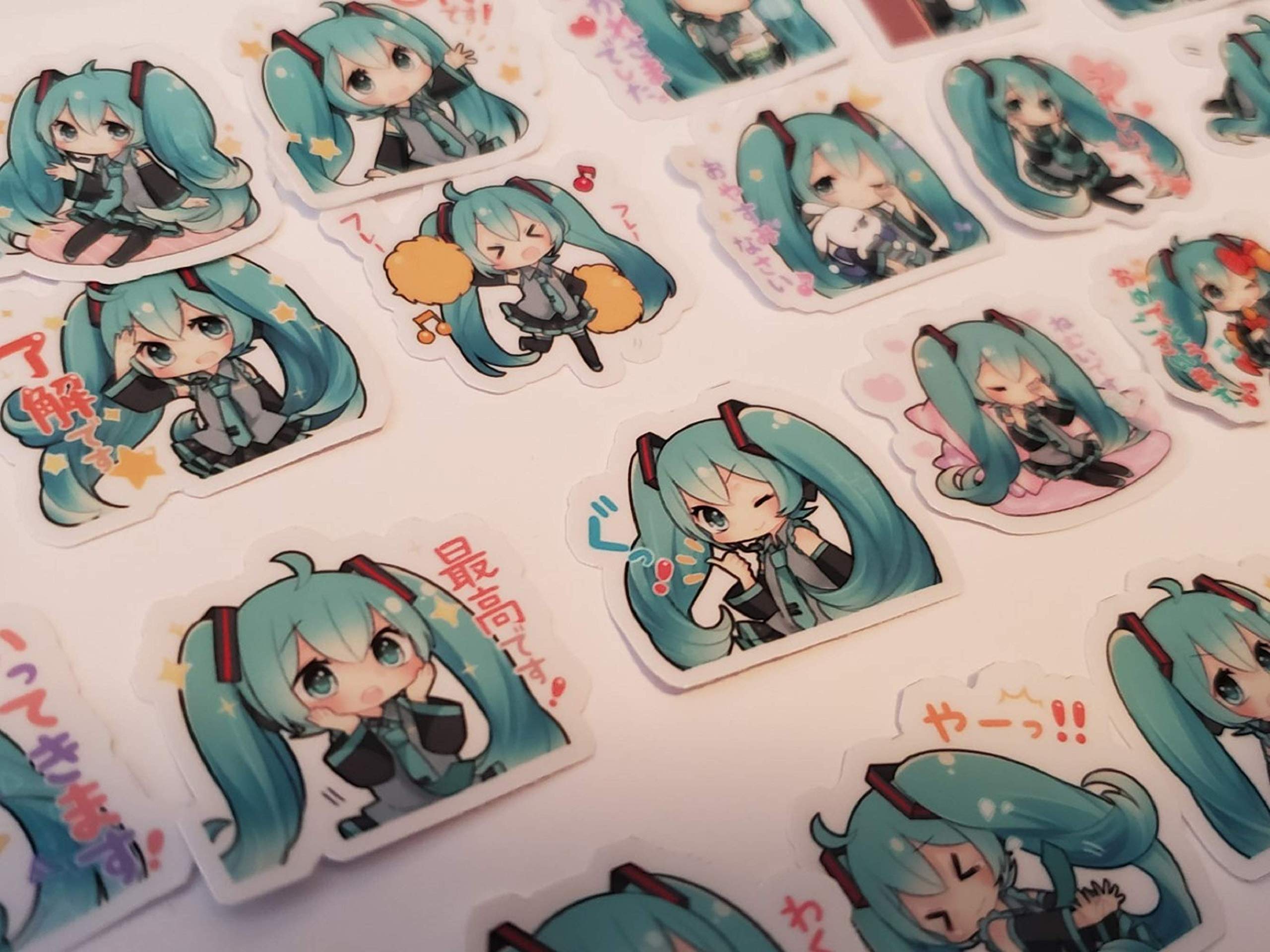 TokiShips Chibi Miku Hatsune Stickers: Nếu bạn là fan Miku Hatsune và thích tạo ra những điểm nhấn đặc biệt cho chiếc laptop hay điện thoại của mình, TokiShips Chibi Miku Hatsune Stickers chính là lựa chọn tuyệt vời nhất. Với hình ảnh Miku được bao phủ bằng phong cách chibi đáng yêu, đây sẽ là một món phụ kiện không thể thiếu cho bất kì fan Miku nào.