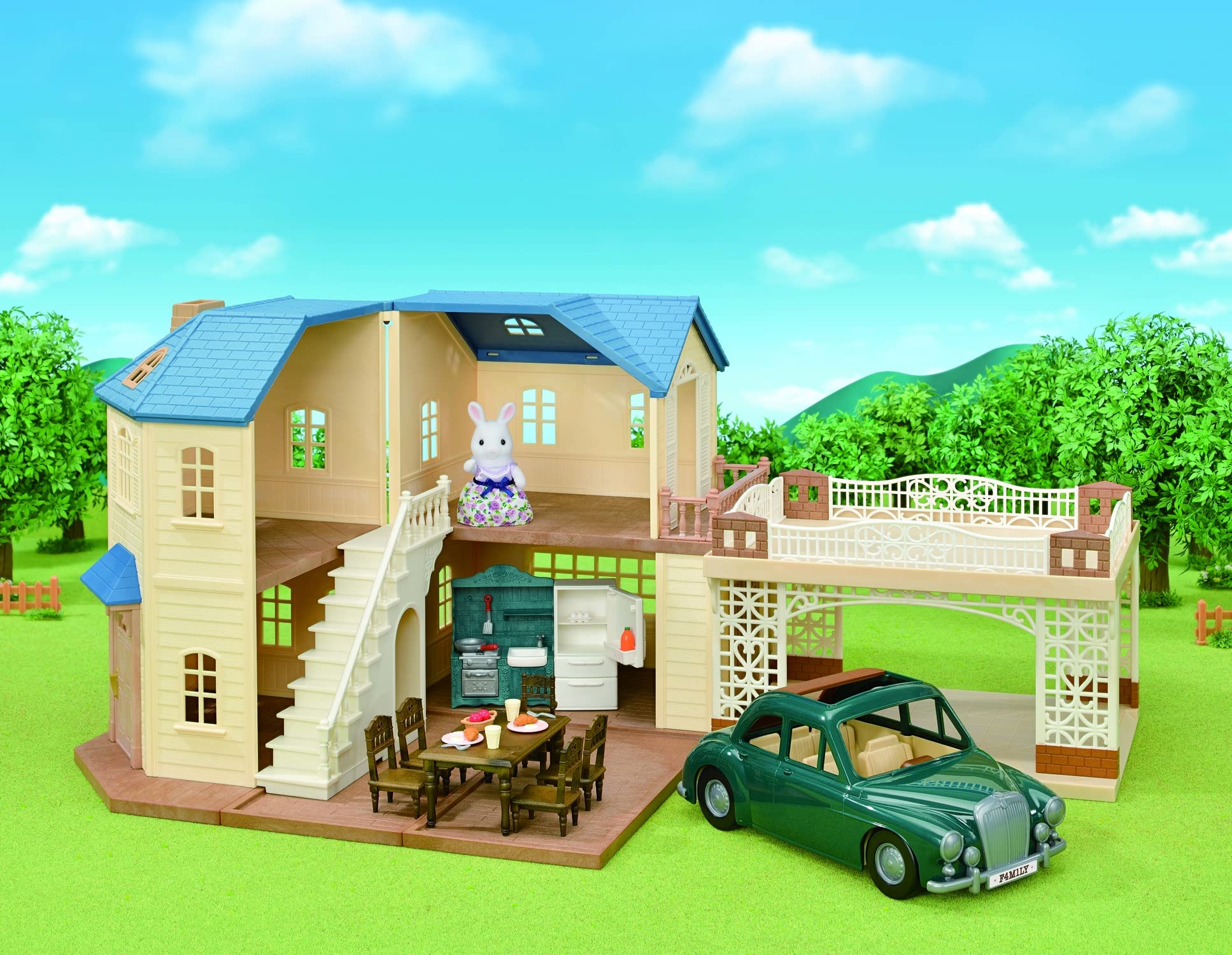 Calico Critters Large House with Carport Gift Set, Dollhouse Playset with Collectible Figure, Vehicle, Furniture and Accessories - Amazon Exclusive!