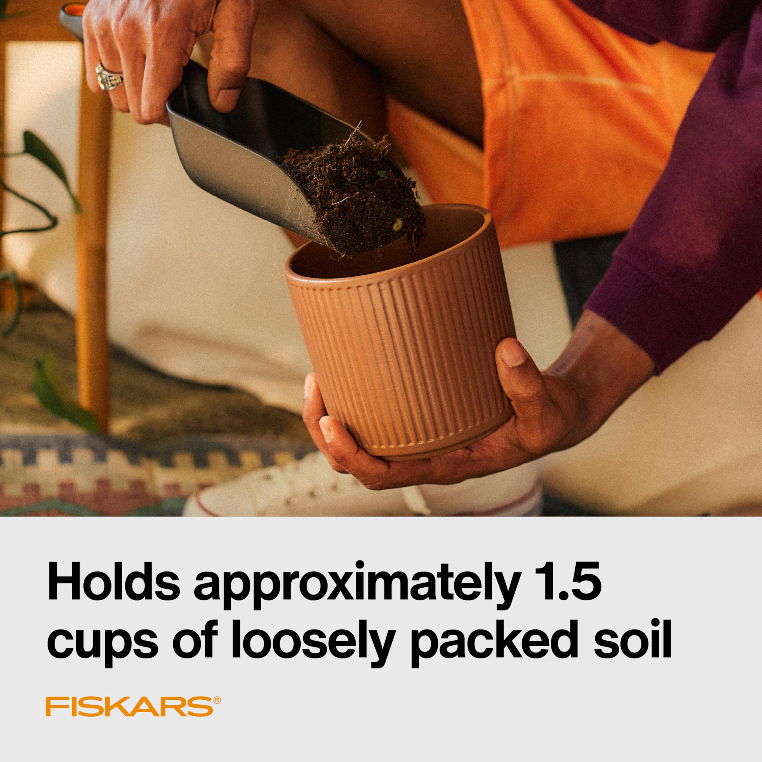 FISKARS Soil Scoop (1.5 c) for Potting and Transplanting with Flat Bottom - Indoor Gardening - Made with Durable Recycled Plastic