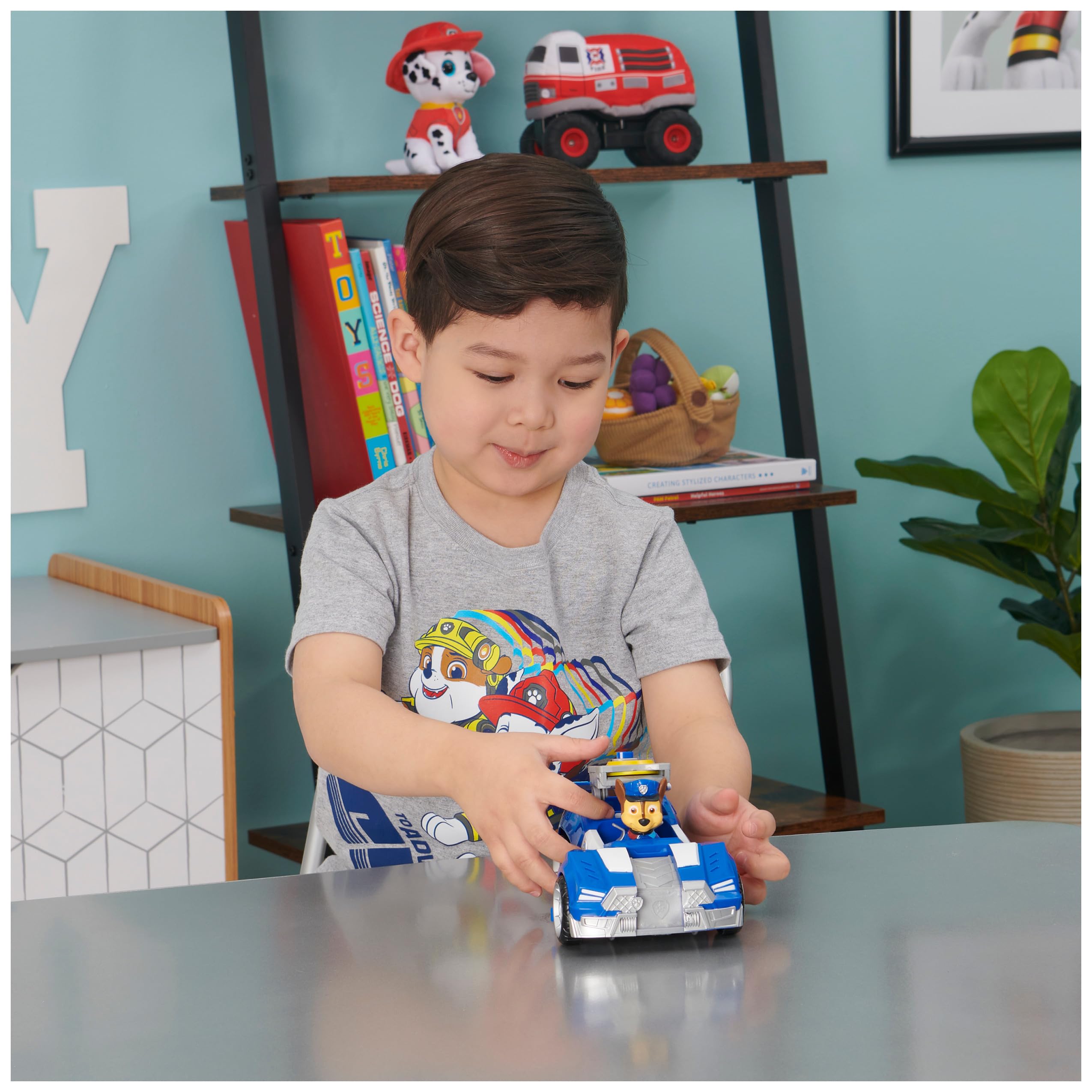 Paw Patrol, Chase’s Deluxe Movie Transforming Toy Car with Collectible Action Figure, Kids Toys for Ages 3 and up