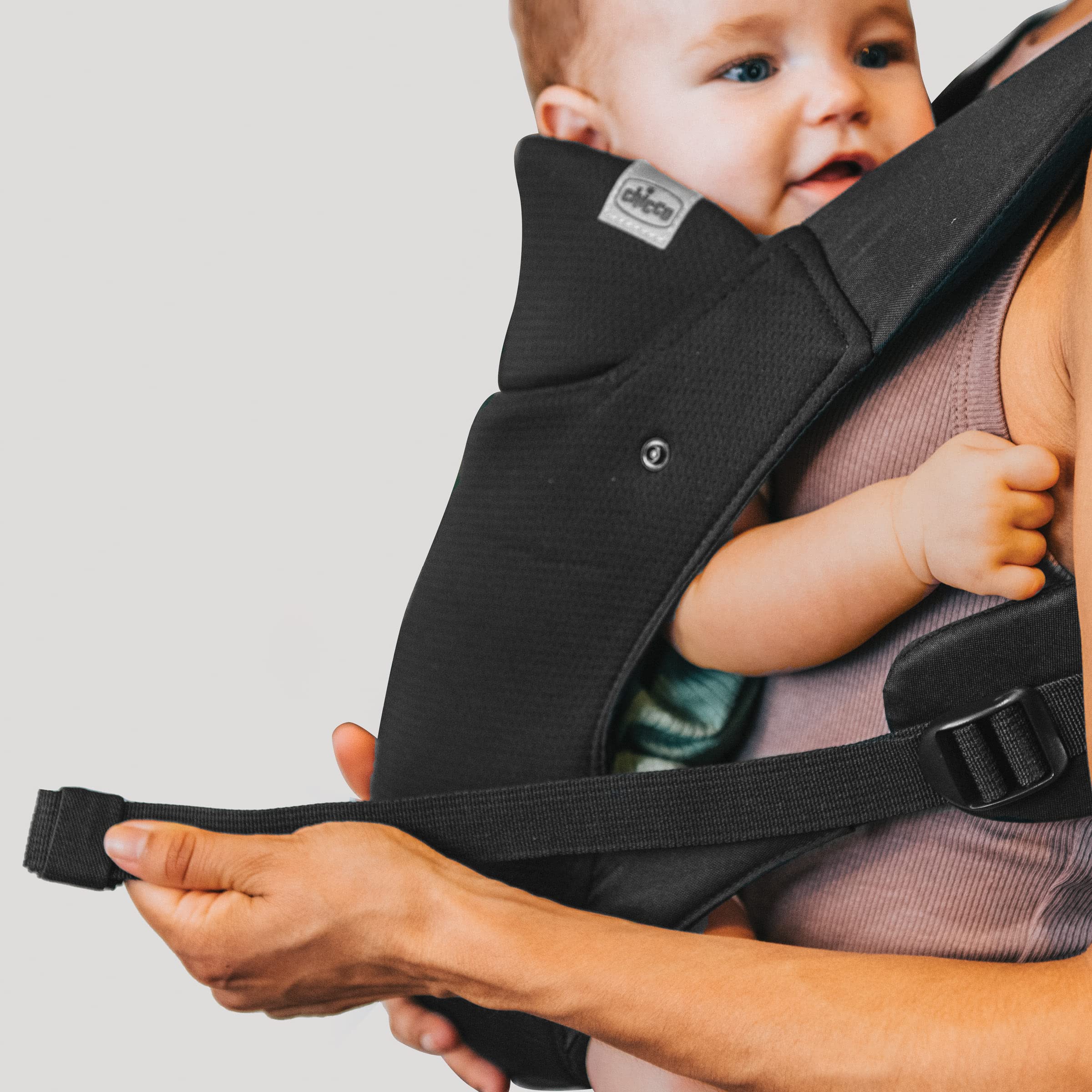 Chicco SnugSupport 4-in-1 Infant Carrier, Front and Back Carry Positions, Infant Backpack, Baby Carrier Newborn to Toddler, for Infants 7.5-33 lbs. | Black/Black