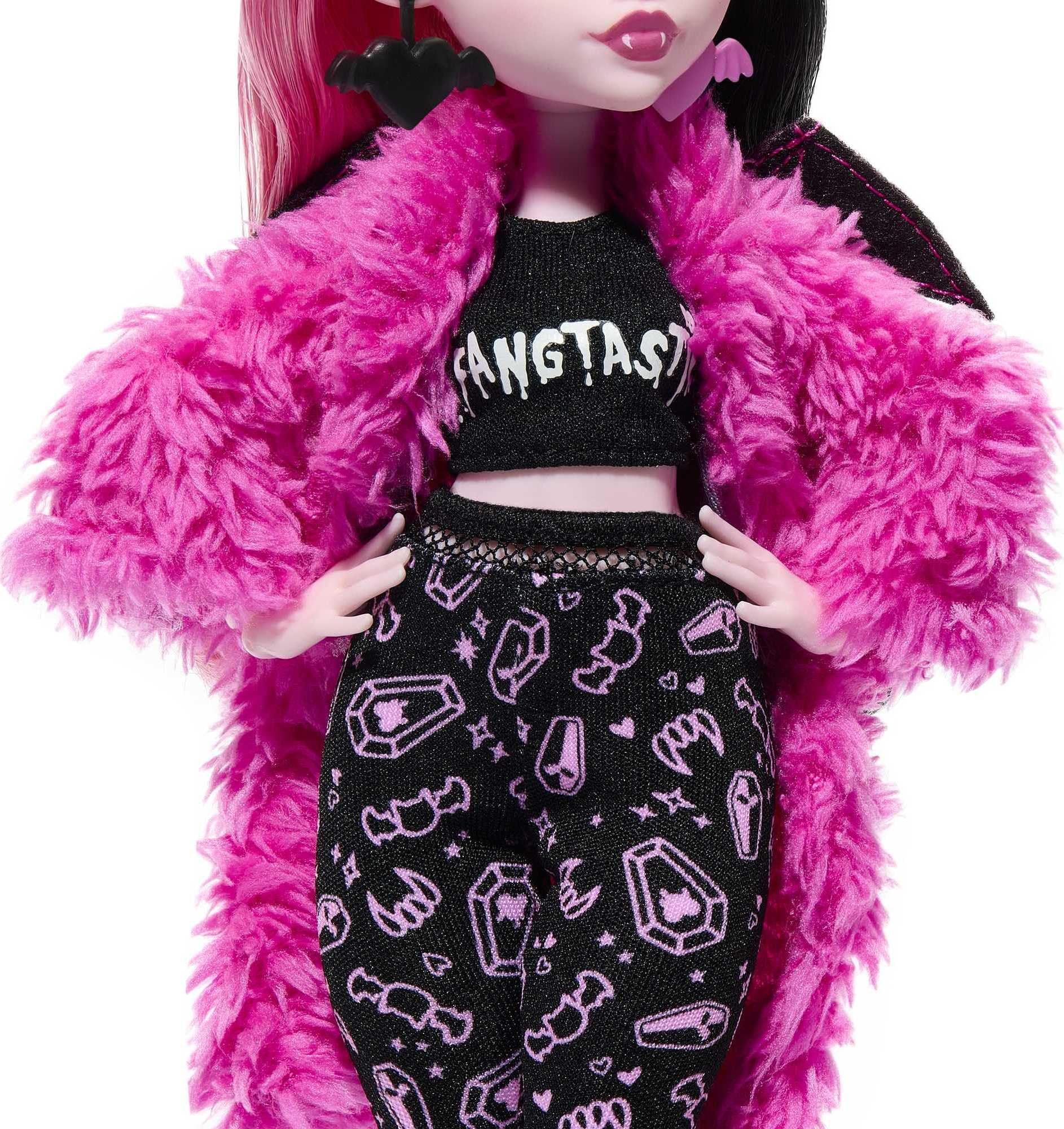 Monster High Doll, Draculaura Creepover Party Set with Pet Bat Count Fabulous, Sleepover Clothes and Accessories, Colors and decorations may vary.