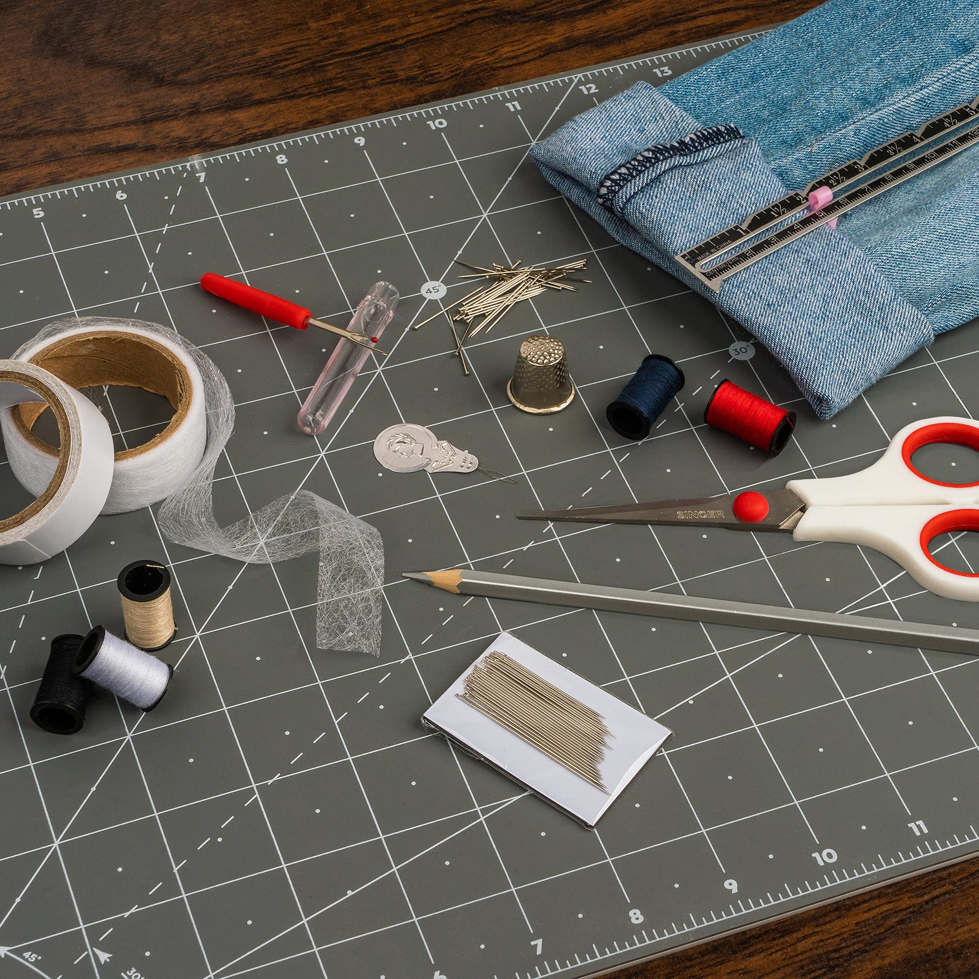SINGER Storage Pouch – 92 Piece Hem Tape, Seam Ripper, Scissors, & Marking Pencil Sewing Kit, White