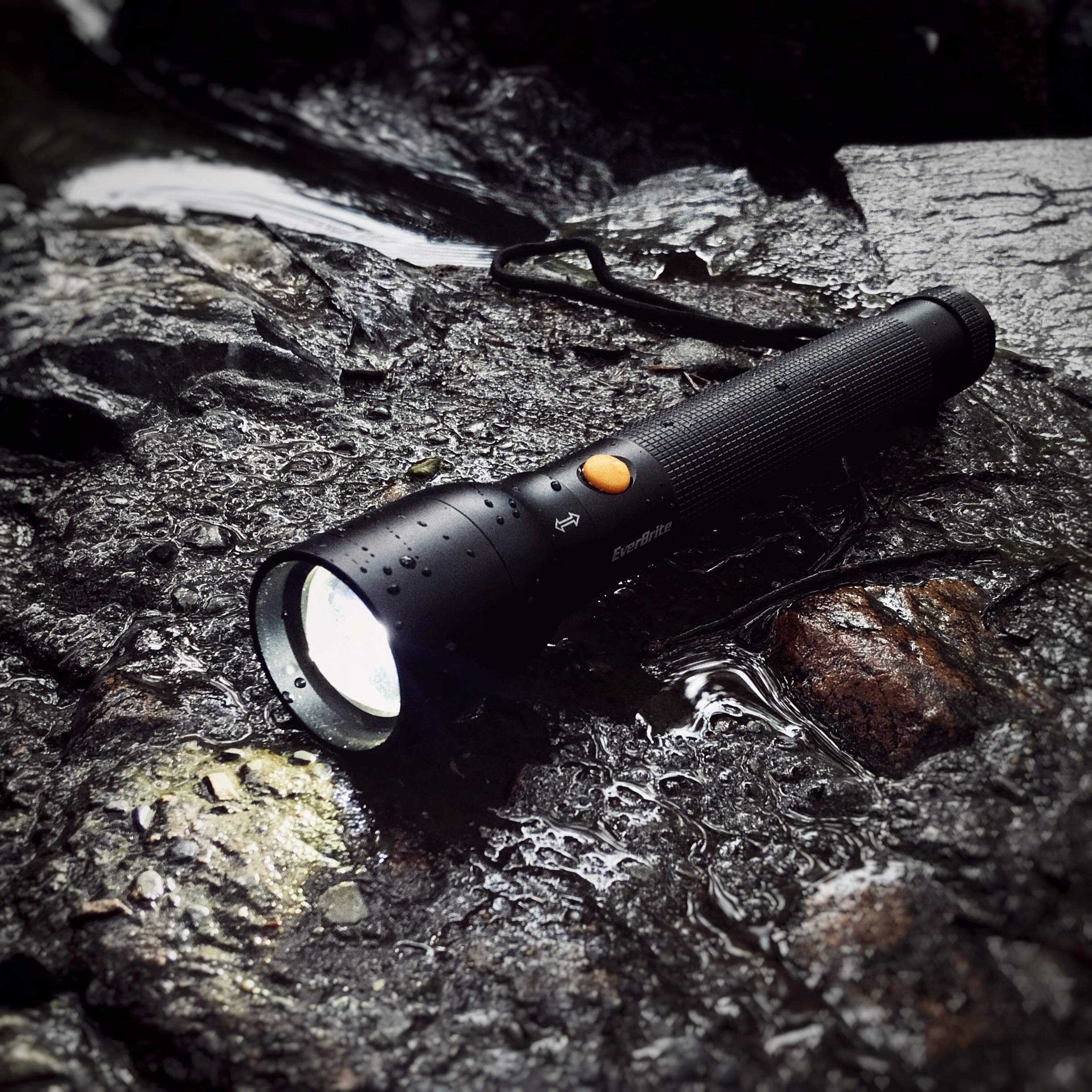 Mua EverBrite Ultra Bright Tactical Flashlight, 900 Lumen Zoomable  Adjustable Focus, Light Modes, Heavy-Duty Aluminum Torch for Hurricane  Supplies Camping, Includes 3C Alkaline Batteries trên Amazon Mỹ chính hãng  2023 Giaonhan247